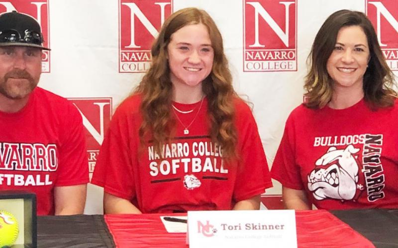 Skinner signs with Navarro College